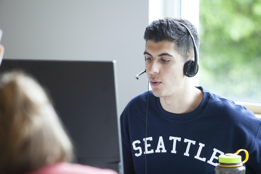 Energy specialist Sotiris helping a customer on the phone